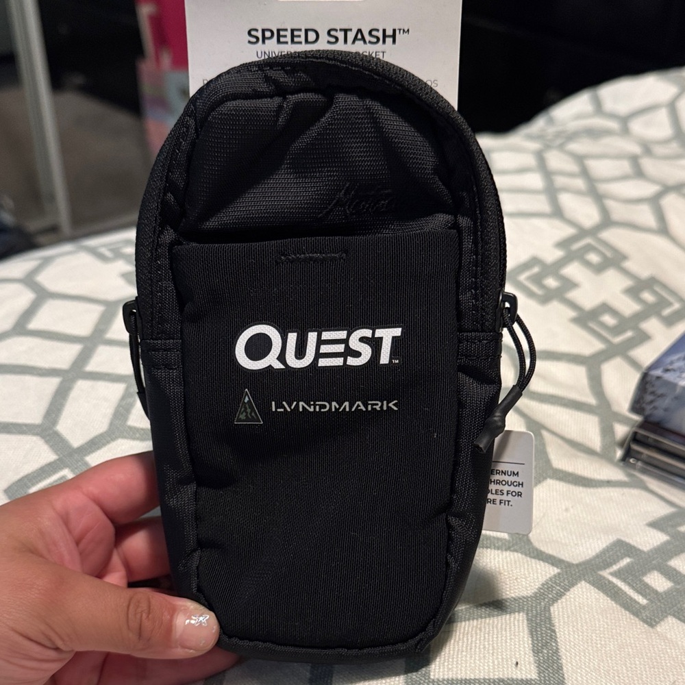 Quest Black Universal Strap Pocket